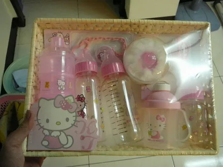 這是用信用卡送女兒的禮物Hello Kitty的奶瓶，玟真看了很開心喔！～～～不過花了老爸二萬多點才換到的！！！