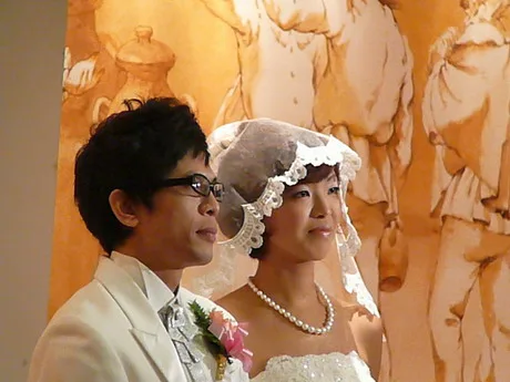 專心聆聽神父說的「愛情宣言」