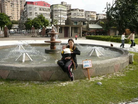 玟真:媽媽~我可不可以下水去玩~媽媽:旁邊的個水深危險,不行喔!乖,要聽媽媽的話~