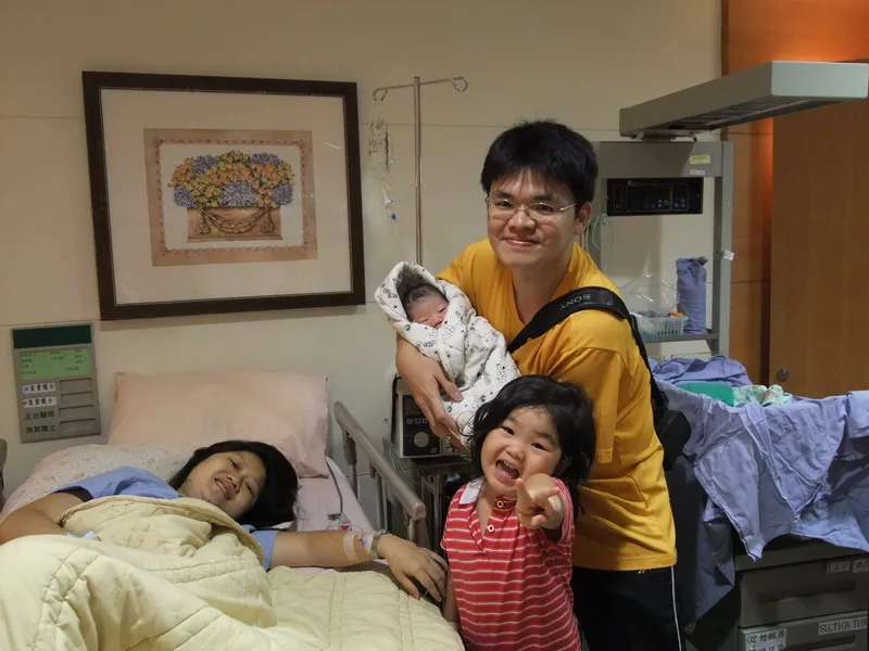 請護士小姐幫我們一起拍全家福