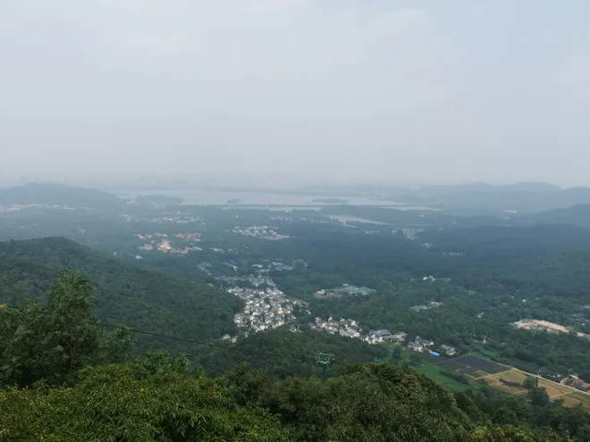 山上的景色可以看到整個西湖市區