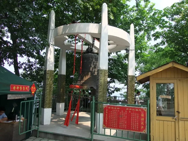 財神廟上的鐘，似乎也比較貴一些!敲鐘要價20元