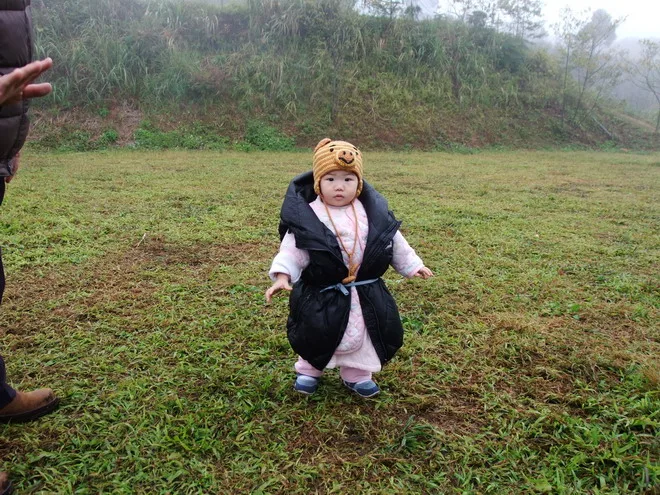 小恩的衣服穿好多，走路都快走不穩了！