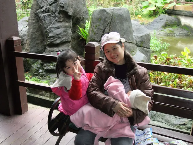 動物園很好玩,好多動物!!!可是,肚子餓了,媽咪~我要................