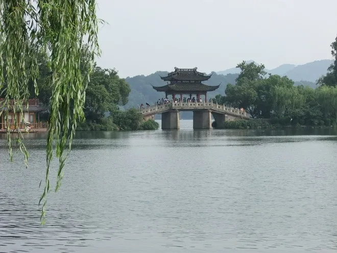 前面就是[蘇堤春曉]