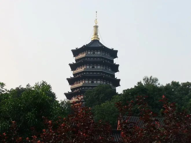 快到夕陽!雷峰塔金碧輝煌~會反光喔!