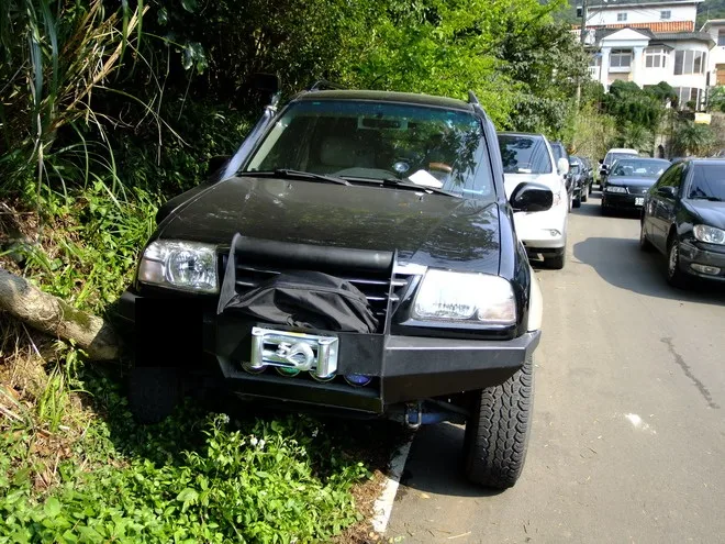 我的愛車也遭殃狠狠的被開了一張違規停車人客阿~這.................不是白線嗎???而且我已經很努力的往內開了應該也不會妨礙交通吧!!!真的是粉搶錢的..........