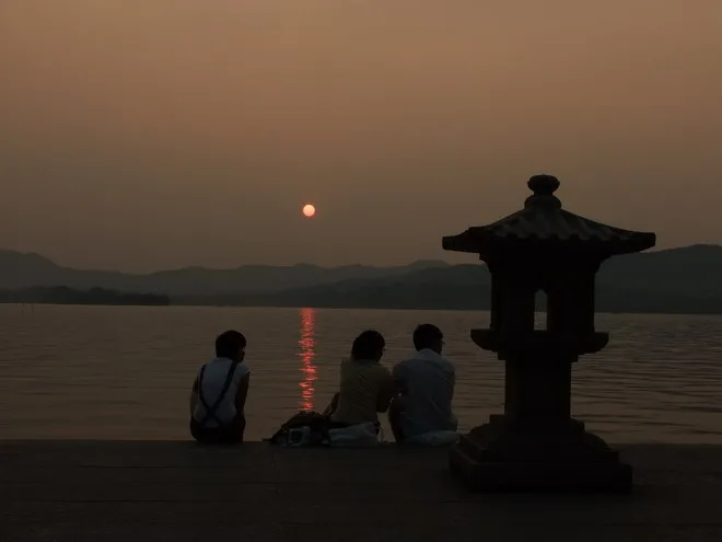 難道這裡的夕陽比台灣美嗎?這麼多人想看!