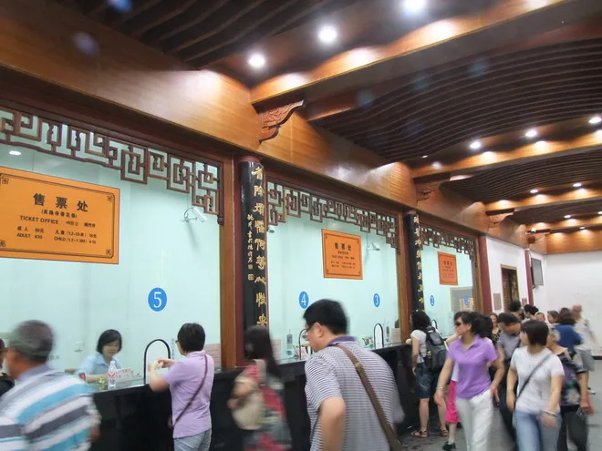 再來去著名的杭州靈隱寺,一樣買張香火卷(門票)進去吧