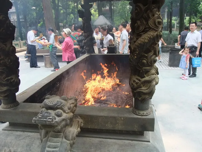 香火真的很旺!不知道這麼多香客,大家都有願望,神明會不會很辛苦?