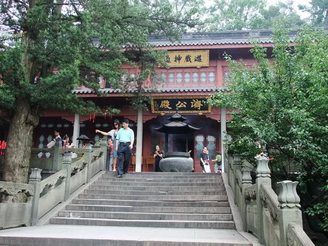 邊吃邊想~不對啊!怎麼沒看到濟公活佛ㄋ!原來他在旁邊的殿阿