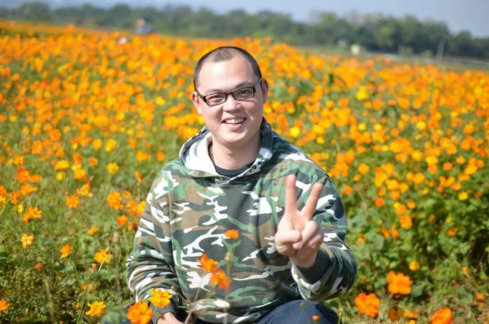 大哥的迷彩妝扮，很適合這片波斯菊