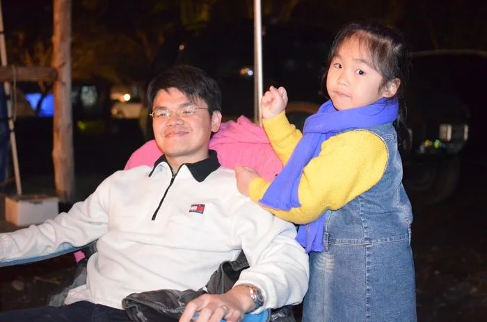 所有的小孩們，都為爸爸媽媽們按摩，紓解2012年的辛勞