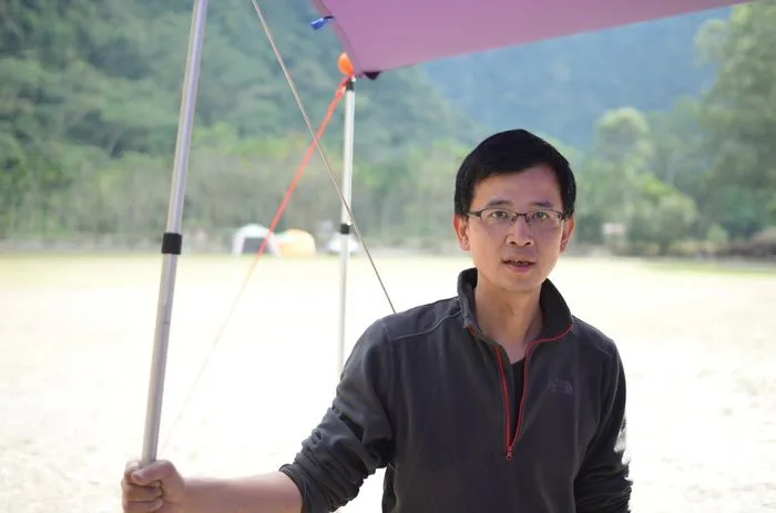 阿哲巡視整個營地狀況