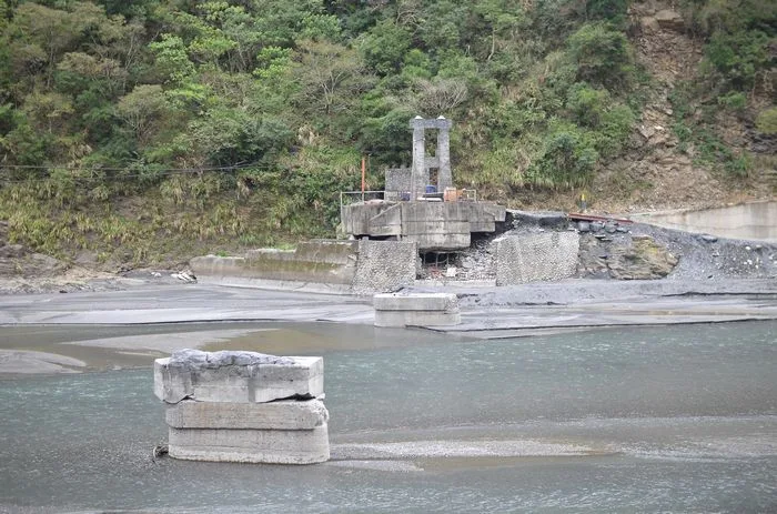 這是有名的孫海橋，是通往丹大林道及七彩湖必須經過的路，不過現在橋中斷了也不能申請入山證了