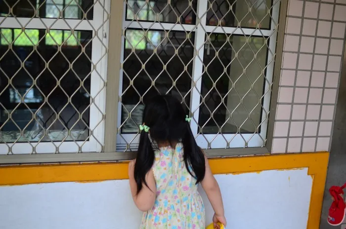 在好奇心的驅使下,偷看了小一的教室
