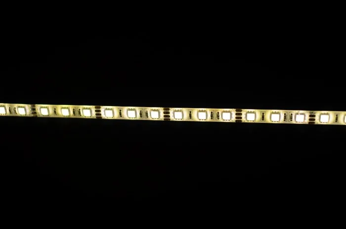 使用5050 LED，每個LED有三個發光體，亮度足夠暖白色的燈光，露營的時候有溫馨的感覺蚊子也比較不會靠近