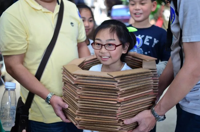 然後辛苦兩位爸爸,讓小孩一個一個進來套小孩