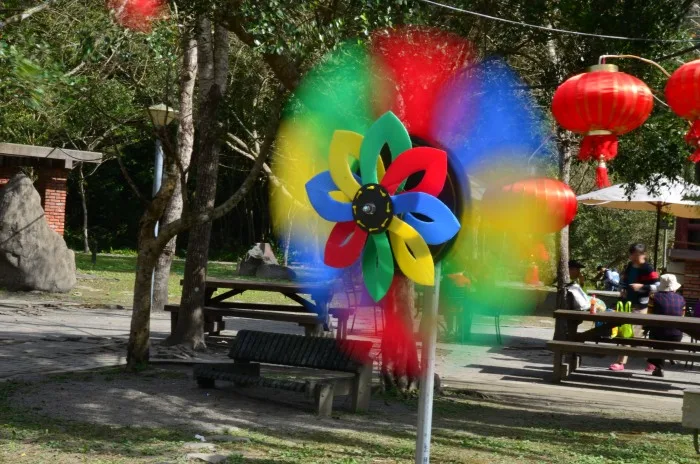 路過長碑湖露營區,超有過年的感覺,忍不住停下來走一走