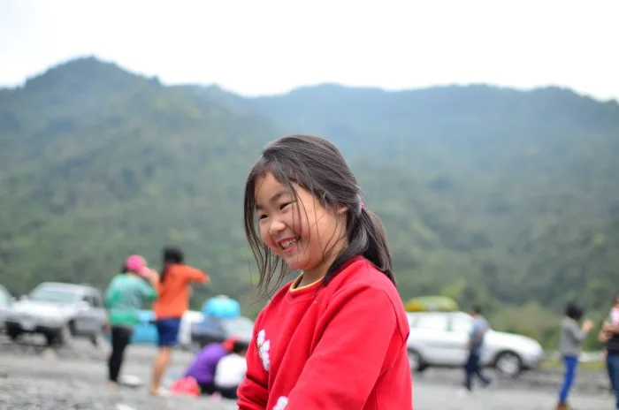 在兩個女兒開心地吃完後,準備回家