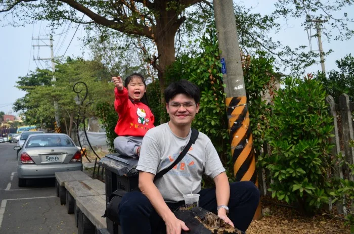 後面的列車長，大聲的說ㄅㄨ~ㄅㄨ~起、嗆、起、嗆