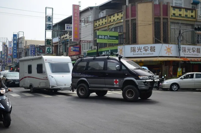 出來外面，忽然看到一台很高大的露營拖車他的胎少說又33胎吧!!!再加上後面的露營車，我想~他應該不是原廠引擎吧~屌ㄋ
