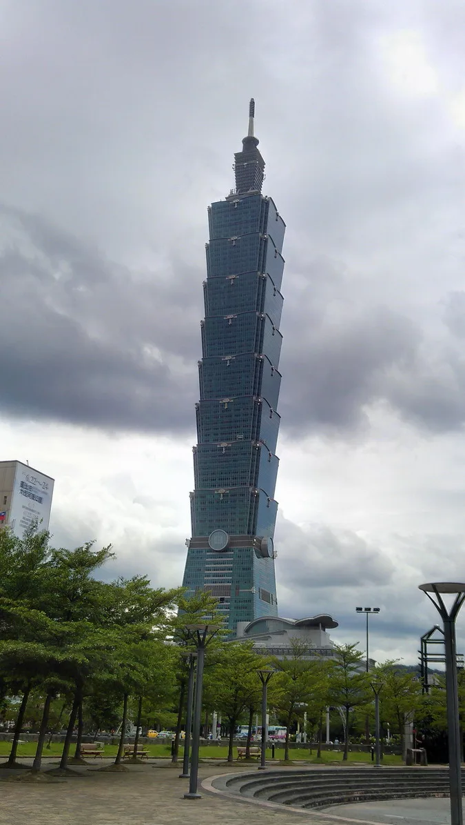 停好車，看到雄偉的101大樓，真的好高喔!!!
