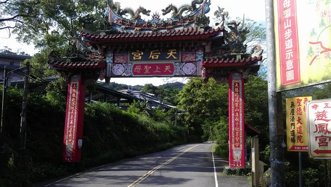 這裡的牌樓就是爬山的起點，到目的大約剩下4KM