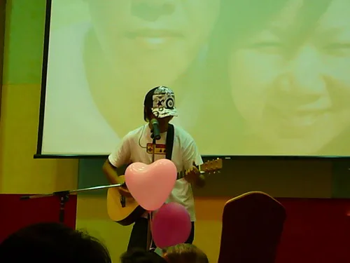 認真表演的表弟~