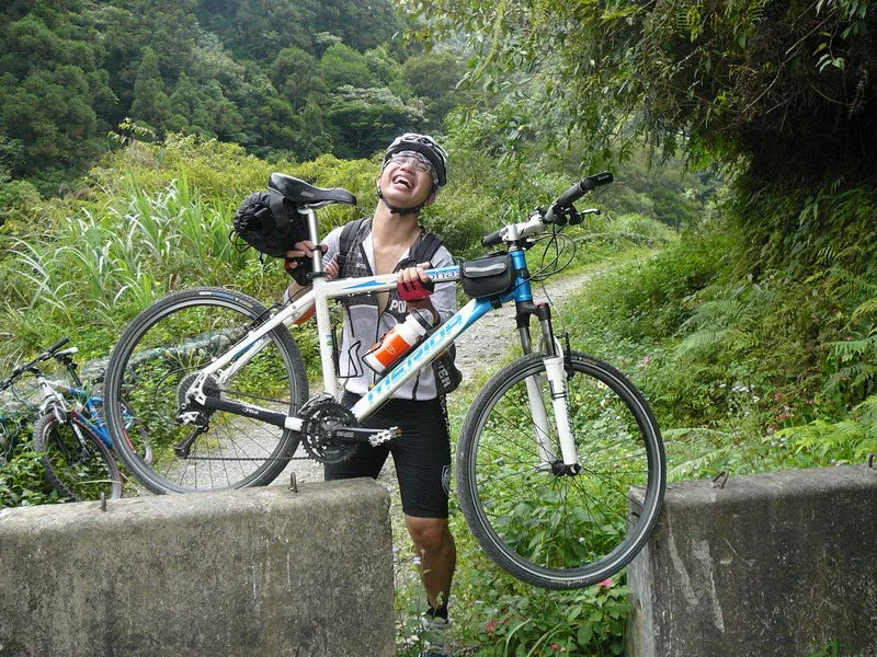 這個爽到不知道怎麼形容他，車子比我的貴、又比我的車輕！還假裝扛不起來！！！真是...........