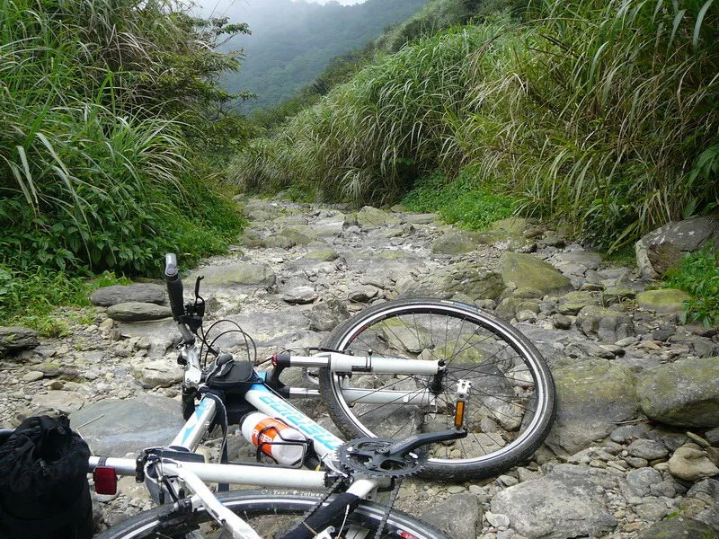 實在找不道路，經過商量！決定放下裝備和單車，兩人往不同方向走10min在回頭確認路況還蠻幸運的，走一下就找到方向，記住：盡量跟著登山團體所留下來的指標走，就對了！確認路況後就一路下滑至平路大約6KM左右路況：大石頭路-->碎石＋泥巴-->小