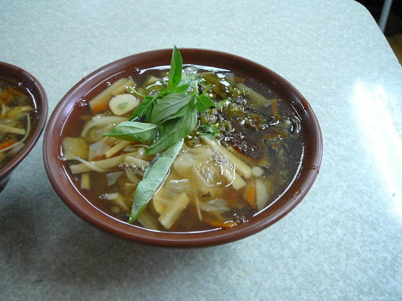 5:40 到達宜蘭街上的「吳伯伯素食店」點了好吃的羹飯、臭豆腐及好喝的雪碧一整天沒吃正餐，吃的感覺真的很好！！！