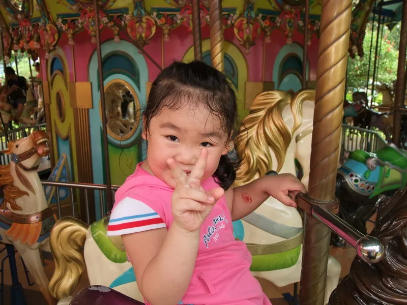 姊姊也是超級開心，難怪遊樂園小孩子都那麼喜歡