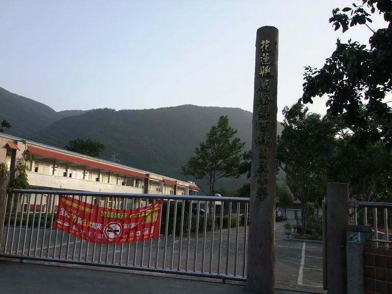 這個地方是很多開吉普車的人都想去的地方他的景色是多麼令人～流連忘返如今，偶然的機會讓我如願來到這個吉普車的朝聖地看看圖吧！