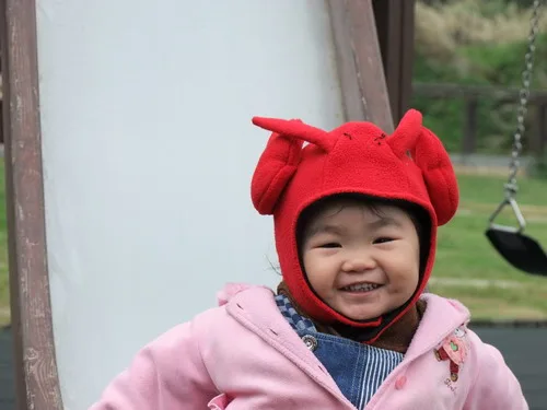 後來到了龍洞旁的公園看到溜滑梯就超興奮的
