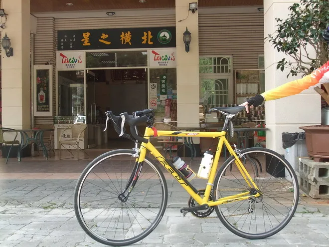 車種：FELT F80 2006年版尺寸：56cm顏色：黃色變速器：Shimano 105大盤：FSA/RPM, 30/42/52 teeth飛輪：9-speed, 12 - 25 teeth前變：Shimano 105後變：Shimano