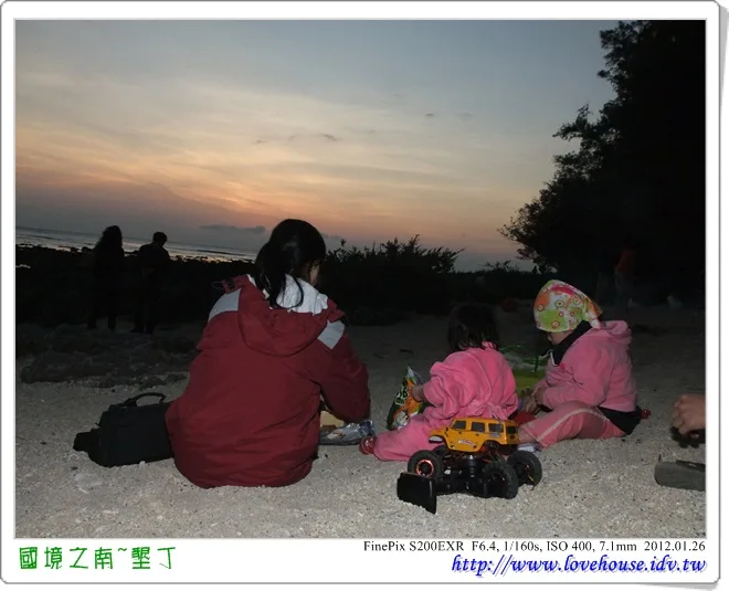 女兒則是最喜歡沙灘～呵呵天黑了都不想走！