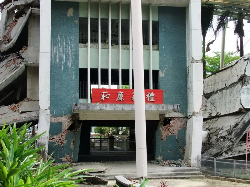 這是之前的學校大門口，禮義廉恥真的很重要～歷經這麼大的地震，就是不會倒