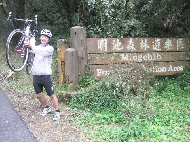 超無力的抬車，不過看得出來他很開心的啦