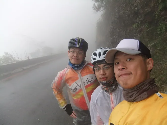 下山路上，起了瘋狂大霧，三人一路龜速下山，還好我有帶頭燈