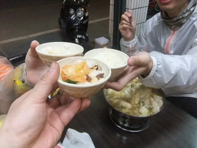 晚上~慶功宴，在宜蘭街上的臭臭鍋，真爽!!!