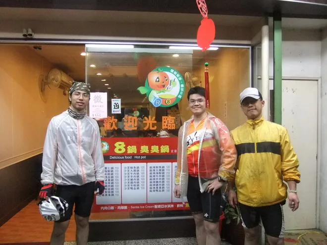 請老闆幫我們拍一張!這家店老闆人粉好!還借我們水管洗車，給他一個[讚]結束了超過12小時的騎車體驗!!!