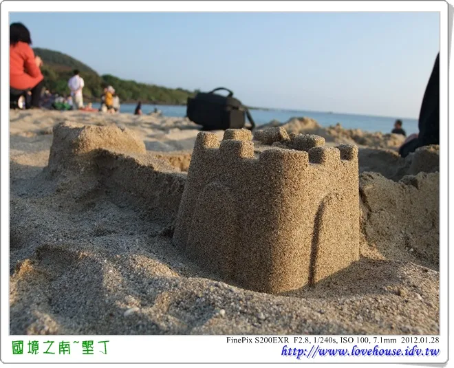 傍晚到隸屬於凱撒大飯的小灣沙灘，這裡的沙灘很適合推沙、玩水，品質很好