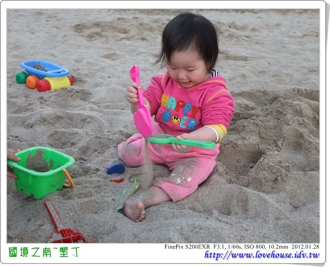 小女兒也是超認真的在玩，爸爸~褲褲髒了也，怎麼辦???沒關係，等一下直接丟了就好，呵呵!就在快樂的玩沙後，全家人一起去墾丁大街逛夜市吃晚餐~