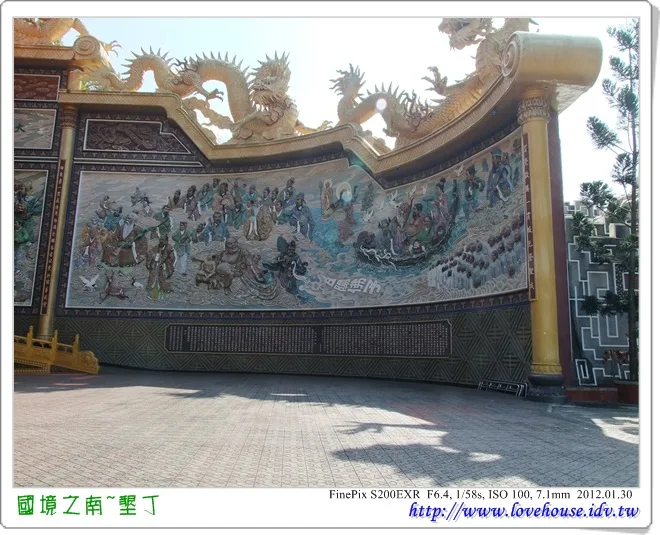 廟的背後，有九條金龍
