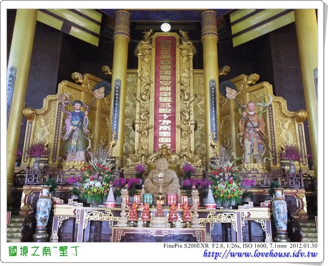 正殿看起來很嚴肅!這是一貫道的道場