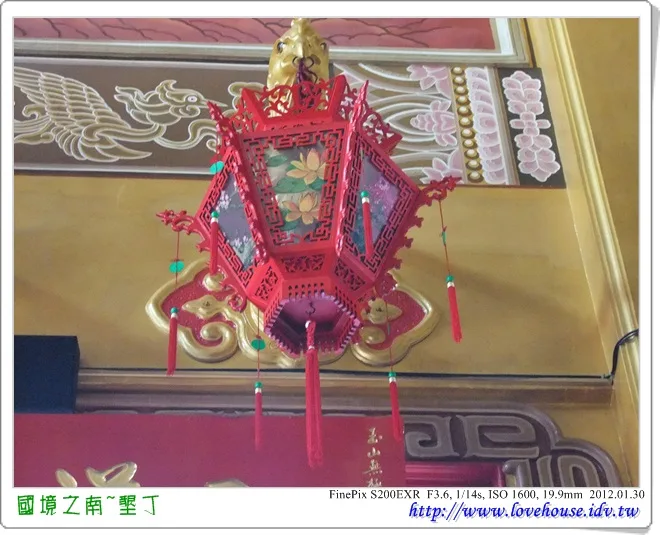 旁邊的宮燈，也很特別