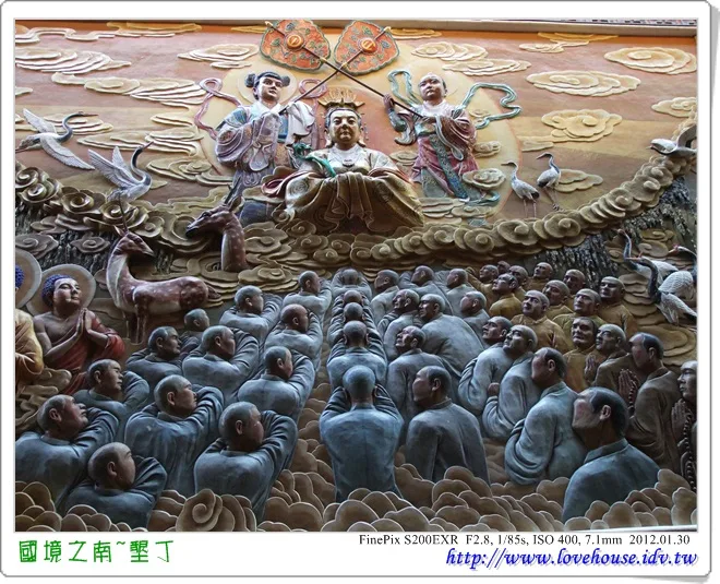 正殿背後，有很立體的浮雕，很真實很好看