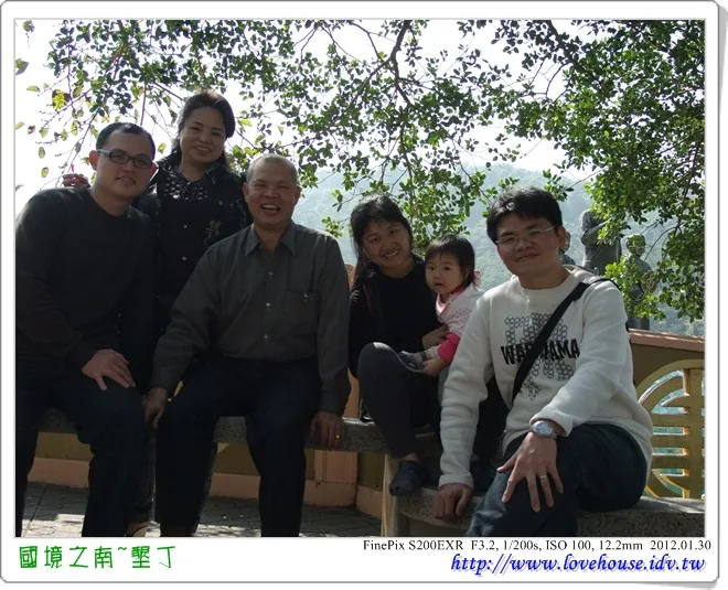 這一張是大女兒拍的，還不錯!全家一起出遊~超開心的啦!