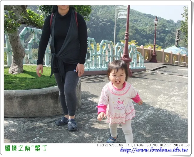 爬山去看金龍中~難道山路真的很陡!女兒的表情怪怪ㄉ~呵呵!